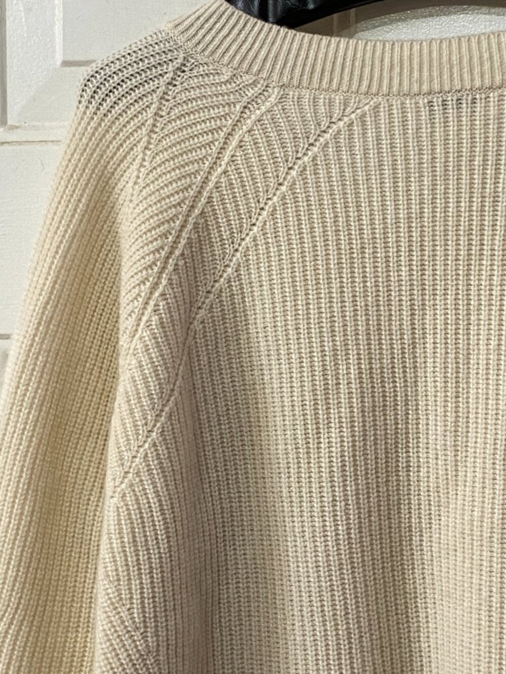 Club Monaco 100% Cashmere Sz L Womens Ivory Sweater V-Neck Long Sleeve - Picture 8 of 10